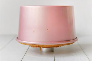 模具拿出来后马上倒扣，凉透后脱模，切块食用。细腻柔软，好吃到不得了。