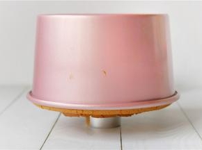 模具拿出来后马上倒扣，凉透后脱模，切块食用。细腻柔软，好吃到不得了。