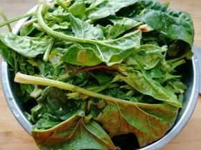 菠菜清洗干净。