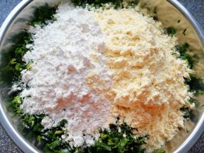 加入普通面粉和玉米面粉混合均匀。