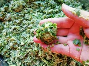 用手来回搓一下，直到面粉和菠菜完全融合，能捏成团，如图。