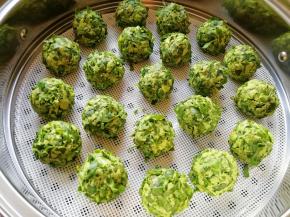 捏好的菜团放在篦子上，蒸锅内放水烧开，再放入有菜团的篦子再次烧开，转中火蒸20分钟关火。