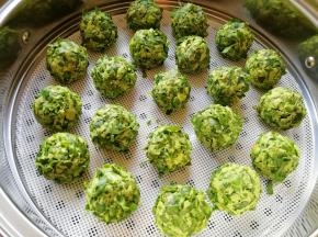 捏好的菜团放在篦子上，蒸锅内放水烧开，再放入有菜团的篦子再次烧开，转中火蒸20分钟关火。