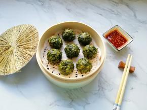 蒸好的菜团取出，根据自己的口味调个蘸汁就可以开吃啦！