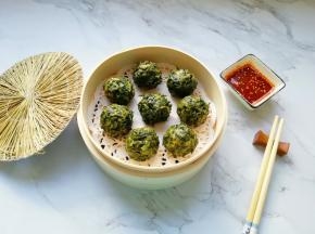 蒸好的菜团取出，根据自己的口味调个蘸汁就可以开吃啦！