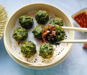 蘸着蘸汁尝一口。