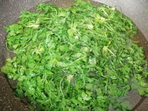 锅内放水烧开，放一点盐和食用油，下入荠菜焯水，焯好的荠菜捞出晾凉备用。