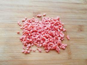 火腿肠切成小丁。