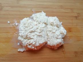 内酯豆腐切成小丁 。