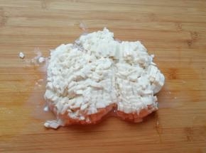 内酯豆腐切成小丁 。