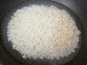 锅内放入切好的豆腐丁，加水烧开。