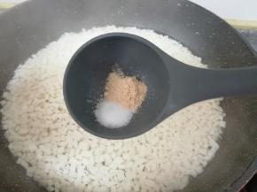 放盐和鸡精调味。