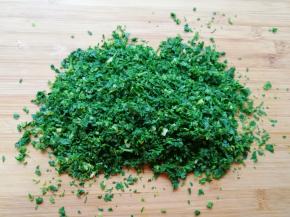 晾凉的荠菜攥去多余的水分切成碎末。