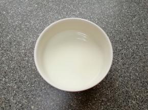 玉米淀粉加纯净水调成水淀粉。