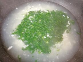 将水淀粉缓缓倒入锅里，一边倒一边用勺子搅拌均匀，下入荠菜碎末搅拌均匀。