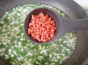 下入火腿肠丁搅拌均匀烧开(火腿肠丁可以留出来一些最后装饰用)。