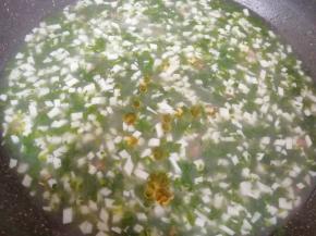  淋几滴香油关火。