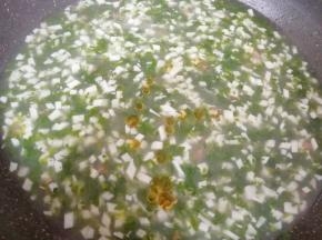  淋几滴香油关火。