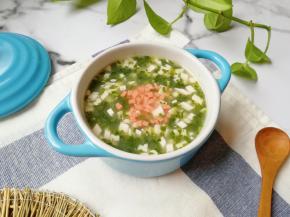  盛出，撒上火腿肠装饰一下。