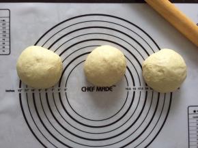 拿出排气，分成均等的3份，盖上保鲜膜，松弛15分钟