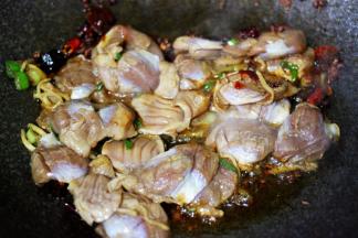 加入腌制好的鸡胗大火快速进行翻炒。