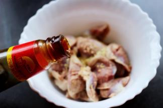 再加入蚝油和生抽调味提鲜。