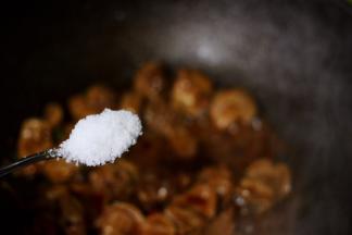 加入适量的白糖提鲜调味。