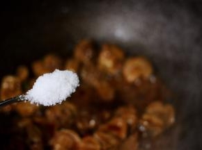 加入适量的白糖提鲜调味。