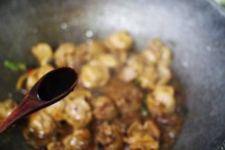 这个时候倒入老醋来烹锅后。