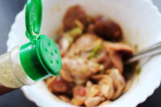 再加入胡椒粉。