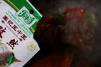 加入孜然粒后，继续进行大火翻炒。