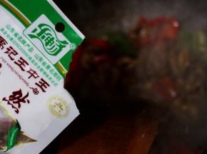 加入孜然粒后，继续进行大火翻炒。
