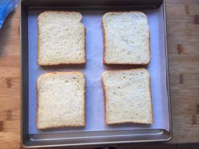 先准备好4片吐司，我这是全麦的