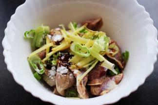 碗里再放入葱姜丝。