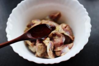 再加入料酒去除鸡胗的腥味。