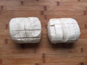 准备好两个馒头，在上面切上两刀