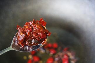 这个时候加入郫县豆瓣酱，翻炒出红油。