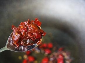 这个时候加入郫县豆瓣酱，翻炒出红油。