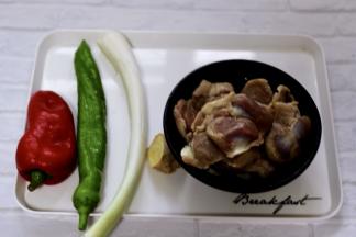 首先备齐所有的食材，把鸡胗提前用清水浸泡一会儿，看见血水放干净以后，把鸡胗用清水冲洗干净。