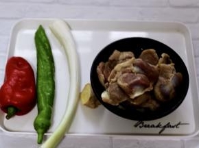 首先备齐所有的食材，把鸡胗提前用清水浸泡一会儿，看见血水放干净以后，把鸡胗用清水冲洗干净。