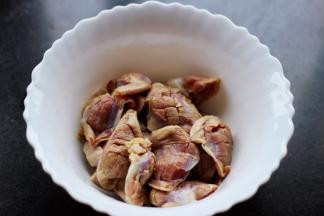 把所有的鸡胗都改好刀以后，放到一个大一点的碗里。