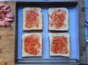 吐司上面抹上番茄酱