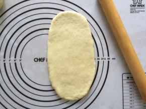 松弛好以后，擀成牛舌状