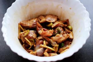 所有的食材都加入以后，带上一次性手套把所有的食材和调料混合搅拌均匀后腌制半个小时左右。