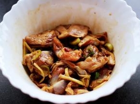 所有的食材都加入以后，带上一次性手套把所有的食材和调料混合搅拌均匀后腌制半个小时左右。