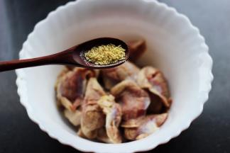 加入鸡精调味。