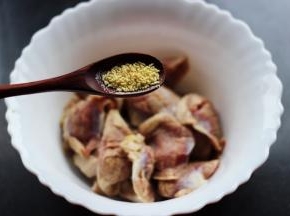 加入鸡精调味。