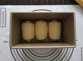 放入模具中，放入烤箱二次发酵，放一碗热水，增加湿气
