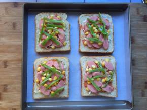 放上火腿，玉米和青椒