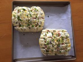 再塞入马苏里拉芝士，在表面刷上一层蛋液，撒上香葱和黑芝麻